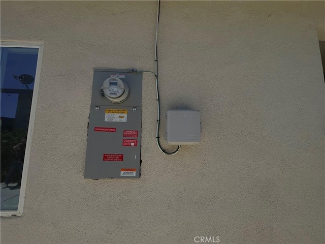 1012 Feliz Dr, Bakersfield, CA 93307 - exterior view of stucco siding