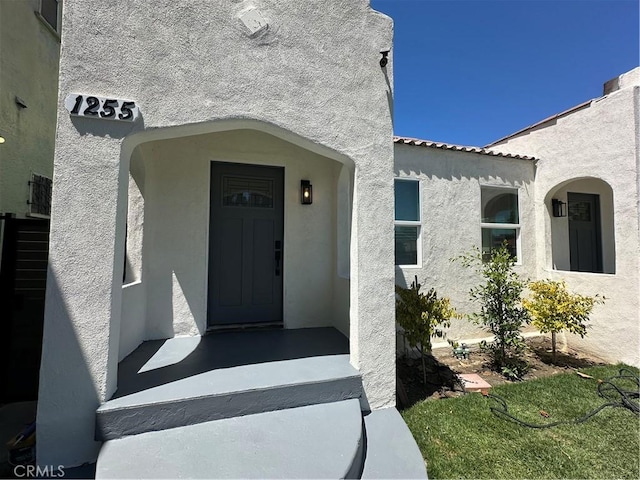 1253 W 65th St, Los Angeles, CA 90044 - entrance to property featuring stucco siding