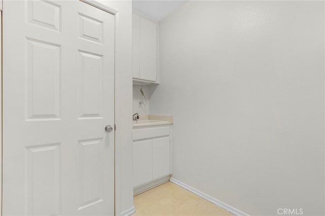 39635 Columbia Union Dr Unit C, Murrieta, CA 92563 - laundry area with baseboards and a sink