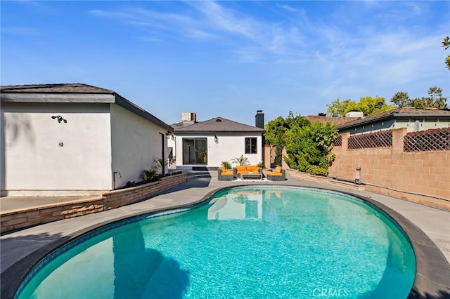 439 S Lamer St, Burbank, CA 91506 - view of swimming pool featuring a patio and outdoor lounge area