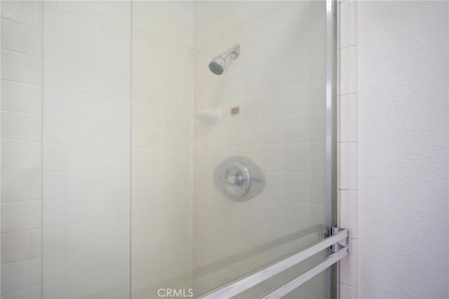 3350 M St Unit 33, Merced, CA 95348 - bathroom with a tile shower and a textured wall