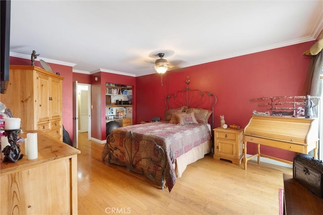 729 Longfellow Ave, Hermosa Beach, CA 90254 - bedroom with light wood-style flooring, crown molding, and ceiling fan