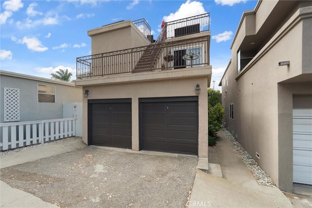 729 Longfellow Ave, Hermosa Beach, CA 90254 - garage with driveway