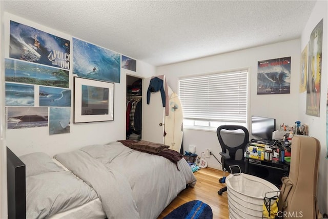 729 Longfellow Ave, Hermosa Beach, CA 90254 - bedroom featuring wood finished floors and a textured ceiling
