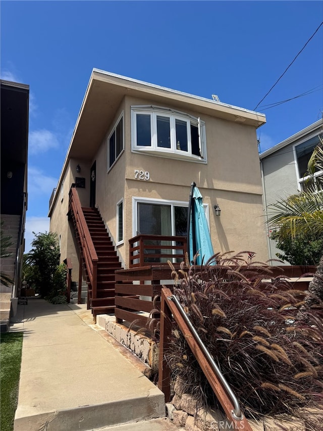 729 Longfellow Ave, Hermosa Beach, CA 90254 - view of front facade featuring stucco siding and stairs