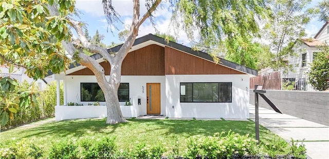 539 Avon Ave, Pasadena, CA 91105 - contemporary house featuring a front yard and stucco siding