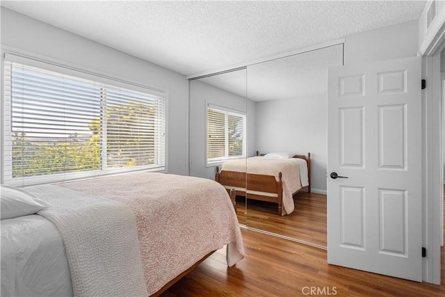 1317 Mill Creek Ct, Thousand Oaks, CA 91360 - bedroom featuring wood finished floors, a textured ceiling, and a closet