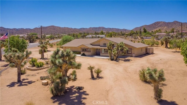8920 Del Monte Ave, Yucca Valley, CA 92284 - view of front of home with driveway and a mountain view