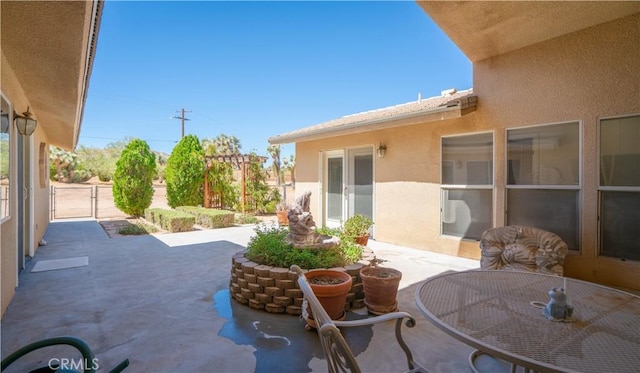 8920 Del Monte Ave, Yucca Valley, CA 92284 - view of patio featuring a gate and outdoor dining space