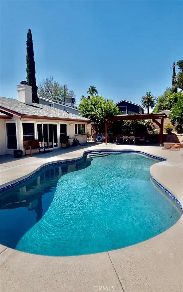 10116 Viking Ave, Northridge, CA 91324 - outdoor pool with a patio