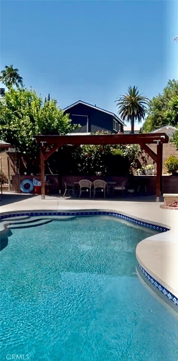 10116 Viking Ave, Northridge, CA 91324 - outdoor pool with a patio
