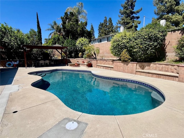 10116 Viking Ave, Northridge, CA 91324 - view of pool with a fenced backyard and a patio area