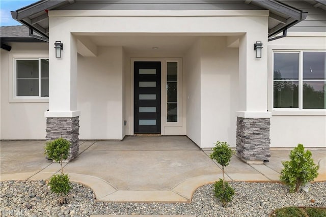 6638 Dolores Dr, Paradise, CA 95969 - property entrance featuring stucco siding, a patio, and stone siding