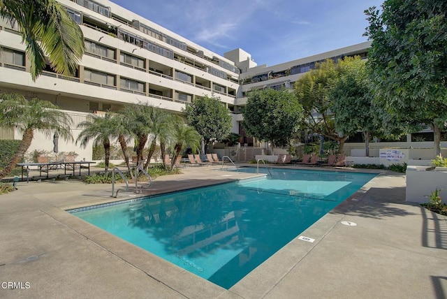 121 S Hope St Unit 321, Los Angeles, CA 90012 - community pool with a patio area