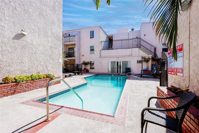 409 Burchett St Unit 311, Glendale, CA 91203 - community pool with a patio area