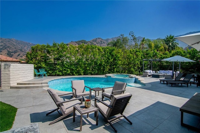 3417 Kildare Ct, Burbank, CA 91504 - view of pool featuring a mountain view, an outdoor hangout area, a patio, and a pool with connected hot tub