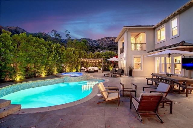 3417 Kildare Ct, Burbank, CA 91504 - view of swimming pool featuring a patio, an outdoor hangout area, a pool with connected hot tub, and outdoor dining space