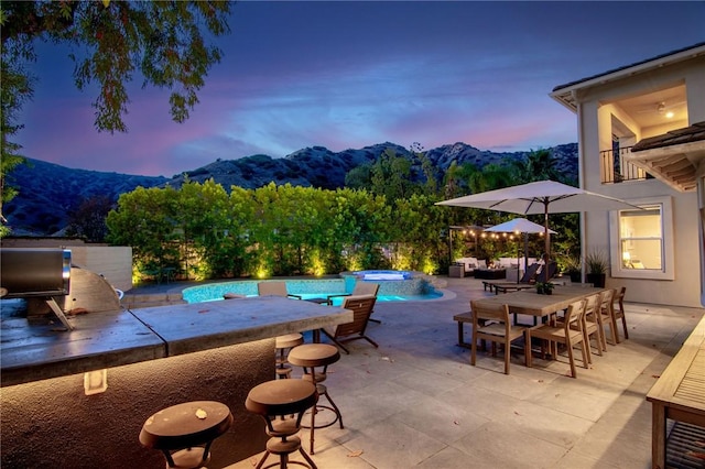 3417 Kildare Ct, Burbank, CA 91504 - patio terrace at dusk with a mountain view, a patio, a balcony, and an outdoor bar