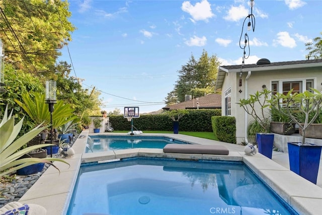 4328 Sunset Ave, Montrose, CA 91020 - swimming pool featuring an in-ground hot tub