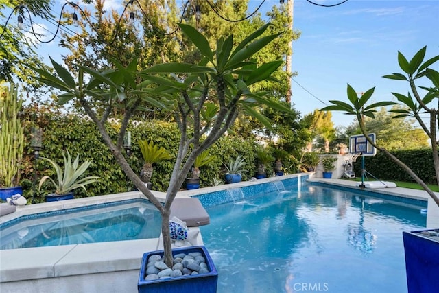 4328 Sunset Ave, Montrose, CA 91020 - swimming pool with an in-ground hot tub