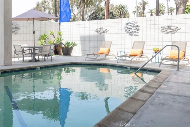 901 Ocean Ave, Santa Monica, CA 90403 - community pool with a patio