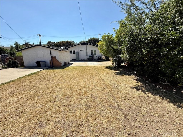 236 S 5th St, Montebello, CA 90640 - view of front of house featuring stucco siding and a front yard