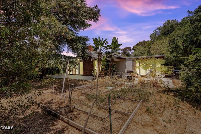 1412 Ellsworth Ct, Thousand Oaks, CA 91360 - back of house at dusk with a garden
