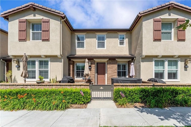 6 Fenix St, Rancho Mission Viejo, CA 92694 - townhome / multi-family property featuring a fenced front yard, a gate, and stucco siding