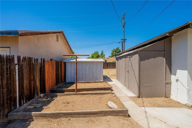 880 E Wright St, Hemet, CA 92543 - view of yard with a shed