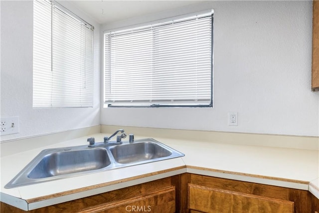 10710 El Camino Real Unit 14, Atascadero, CA 93422 - kitchen featuring light countertops and a sink