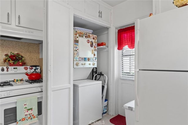 35 Columbia St, Pasadena, CA 91105 - washroom featuring light tile patterned floors and washer / dryer