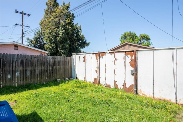 11001 Duncan Ave, Lynwood, CA 90262 - view of yard
