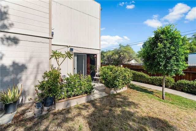 15060 Chatsworth St Unit E, San Fernando, CA 91345 - view of yard featuring a garden