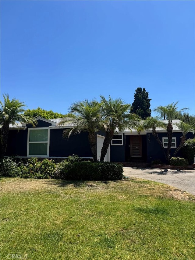 5406 Burnet Ave, Sherman Oaks, CA 91411 - view of front facade featuring a front lawn and driveway