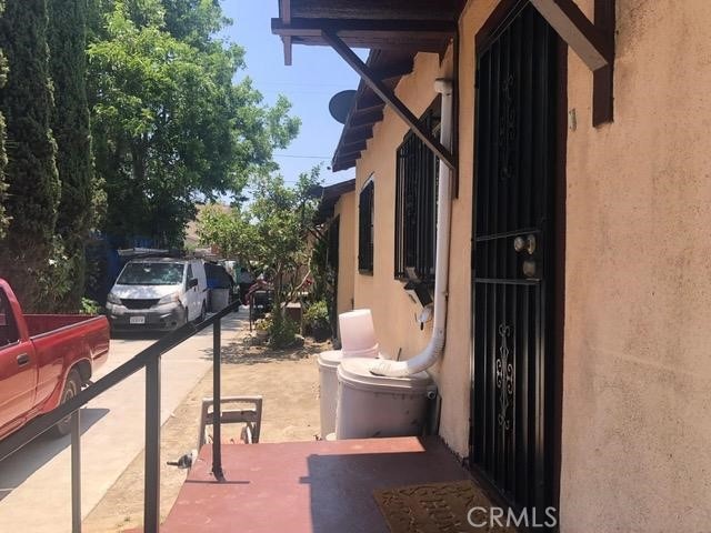 1350 E 43rd St, Los Angeles, CA 90011 - view of patio