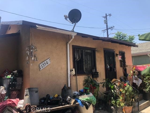 1350 E 43rd St, Los Angeles, CA 90011 - entrance to property featuring stucco siding