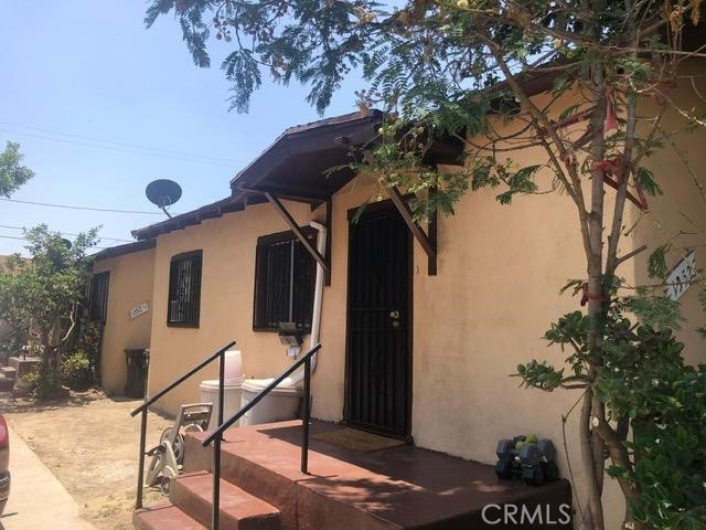 1350 E 43rd St, Los Angeles, CA 90011 - entrance to property featuring stucco siding