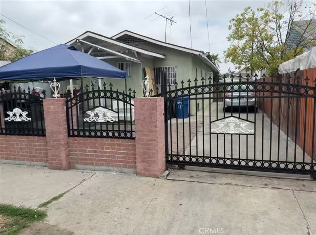917 E 42nd St, Los Angeles, CA 90011 - gate with a fenced front yard