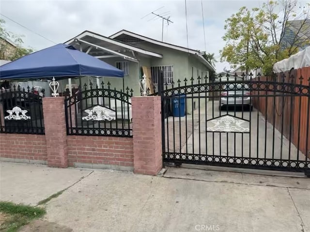 917 E 42nd St, Los Angeles, CA 90011 - gate with a fenced front yard