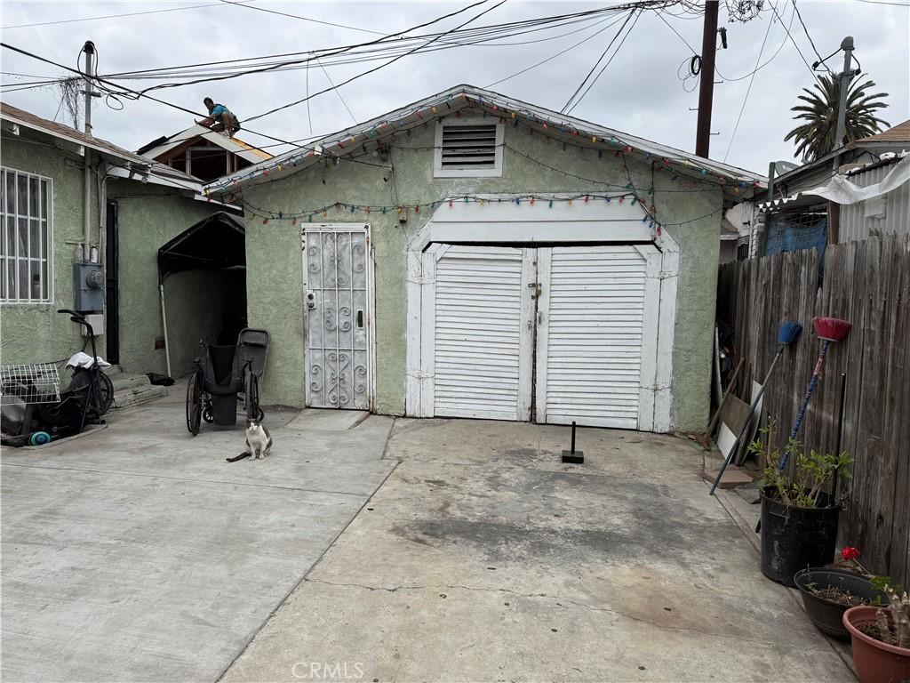 917 E 42nd St, Los Angeles, CA 90011 - view of garage
