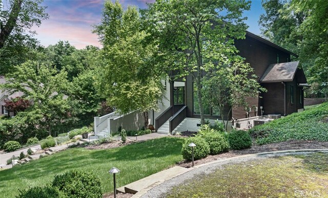 3530 Trimble Ct, Nashville, TN 37215 - view of front facade featuring a lawn