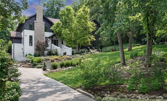 3530 Trimble Ct, Nashville, TN 37215 - view of grassy yard featuring driveway