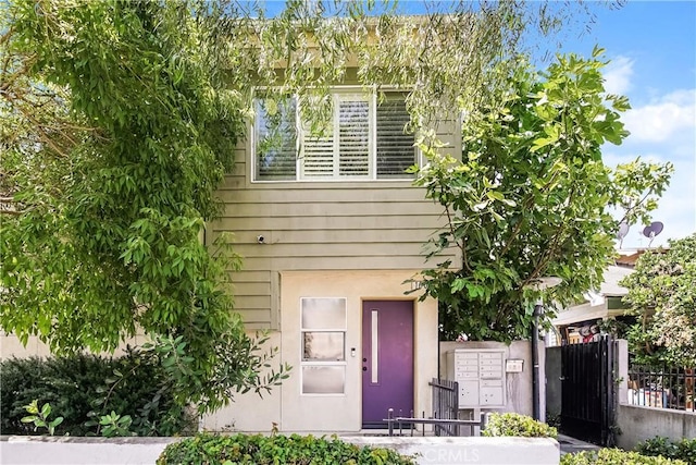 1002 Leighton Ave, Los Angeles, CA 90037 - view of front of house