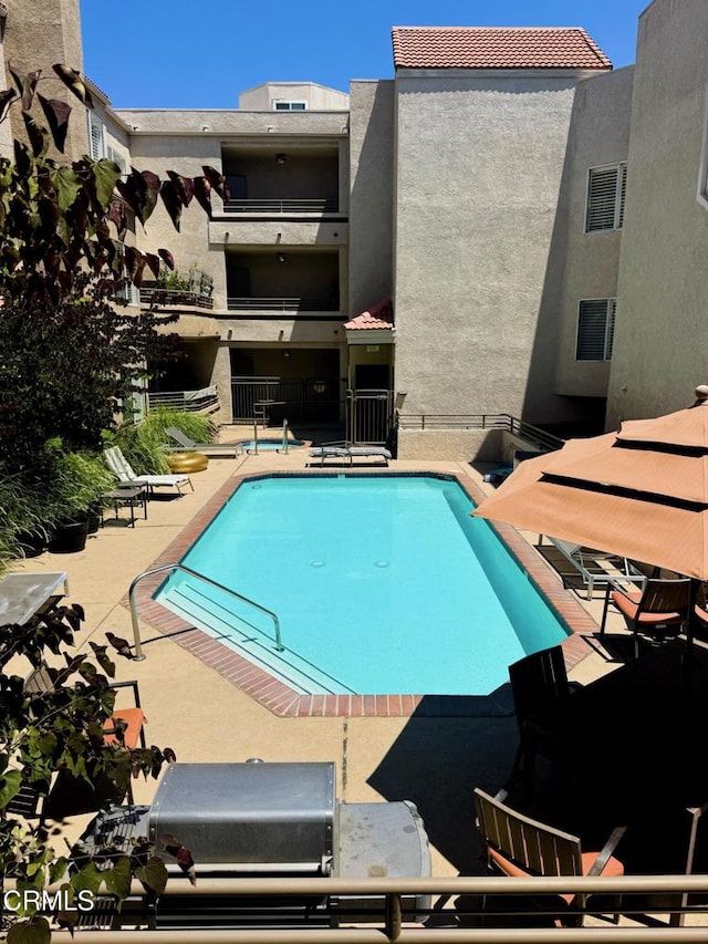 501 E Del Mar Blvd Unit 303, Pasadena, CA 91101 - community pool with a patio area