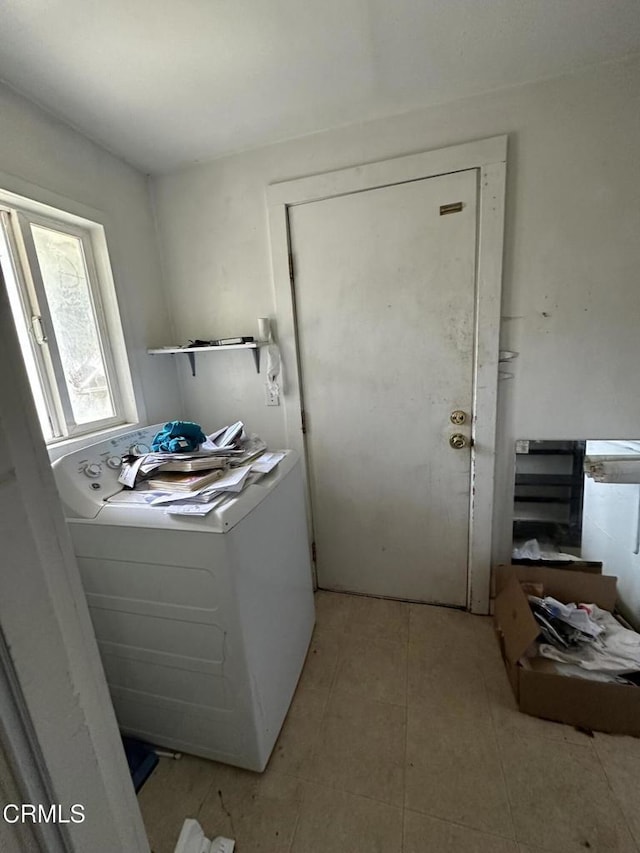 752 Stewart St Unit 1/2, Fort Bragg, CA 95437 - laundry area featuring washer / dryer and light tile patterned flooring