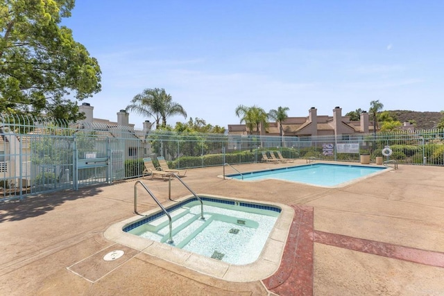 12032 Calle De Medio Unit 169, El Cajon, CA 92019 - community pool with a community hot tub and a patio area
