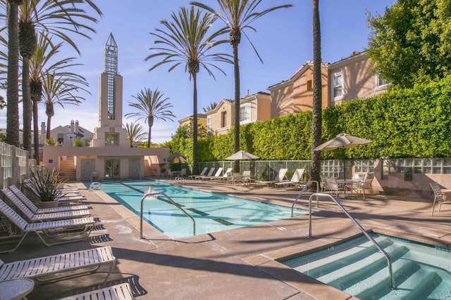 12672 Carmel Country Rd Unit 51, San Diego, CA 92130 - community pool featuring a patio and a community hot tub