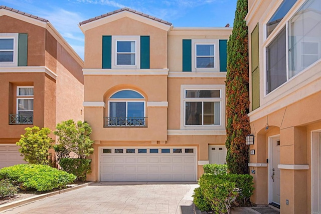 12672 Carmel Country Rd Unit 51, San Diego, CA 92130 - townhome / multi-family property featuring stucco siding, an attached garage, and driveway