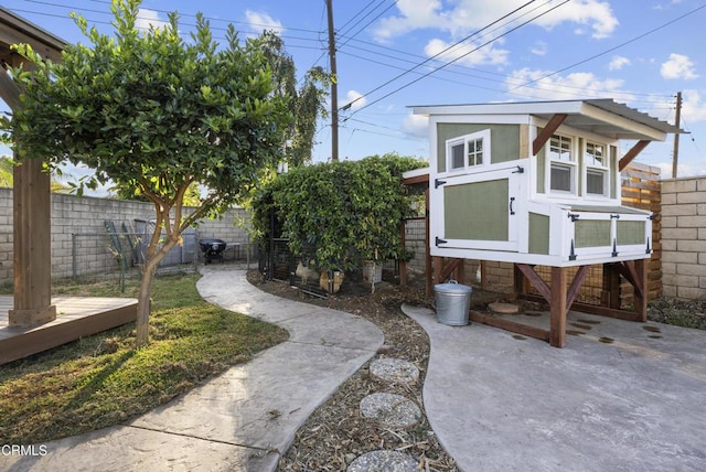 527 Keyser Rondo, Camarillo, CA 93010 - fenced backyard featuring exterior structure and an outbuilding