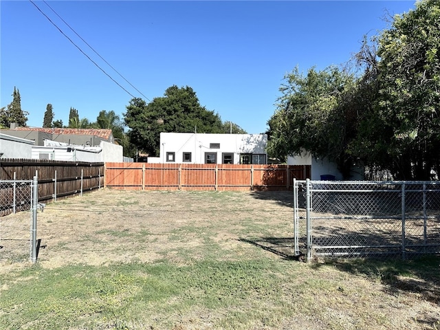 5743 Magnolia Ave, Riverside, CA 92506 - view of fenced backyard